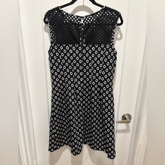 Laura Elegant Black and White Sleeveless Dress - Picture 5 of 6